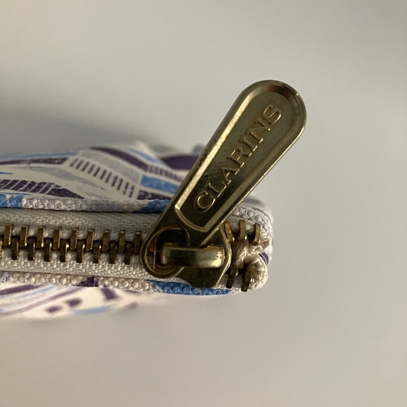 NWOT Clarins Feed 10 Canvas Makeup Cosmetics Bag Pouch Blue and Cream - Picture 9 of 15